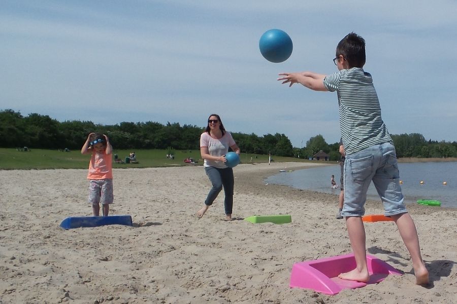 Stoepranden op het strand