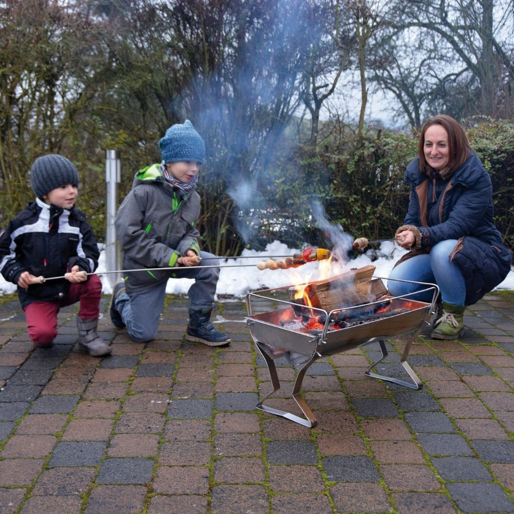 Veiligheidshek voor kampvuur', 'Bescherming bij vuurplaats', 'Draagbaar scherm voor kampvuurveiligheid', 'Kinderveiligheid bij het vuur', 'Stevige en betrouwbare vuurplaats barrière', 'Roestvrij en verzinkt staal hekwerk', 'Eenvoudige montage van veiligheidshek', 'Veilig stokbrood roosteren', 'Kampvuur accessoires', 'Buitenshuis veiligheidsvoorzieningen