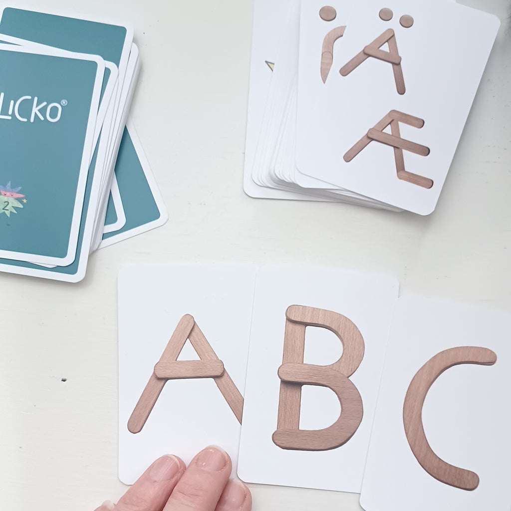 Kleurrijk ABC-kaartspel voor kinderen, met 55 kaarten om letters te leren en woorden te vormen. Inclusief 31 letterkaarten, 4 monsters en 20 sterren voor extra spelplezier. Geschikt voor kinderen vanaf 3 jaar. Let op: bevat geen magneten.