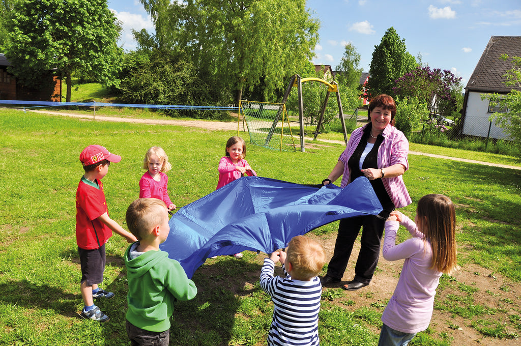 Kindvriendelijk balspel met kleurrijke eindgaten, handgrepen en duurzame polyester stof, perfect voor het verbeteren van hand-oogcoördinatie bij kinderen vanaf 3 jaar.