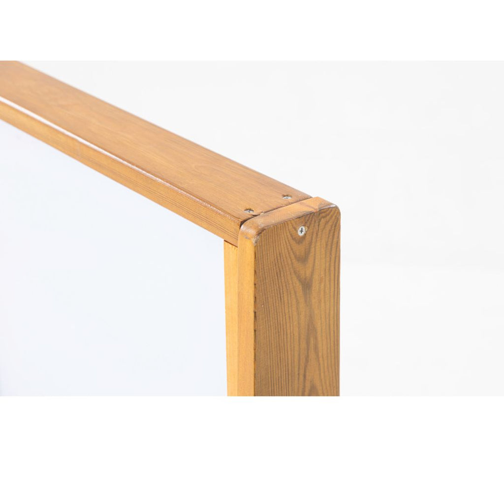 Kleine peuters schilderen aan een robuuste buitenschildertafel van hout, ontworpen voor kinderen onder de 3 jaar. Perfect voor kinderdagverblijf of buitenspeelplek waar creatief buitenspelen centraal staat.