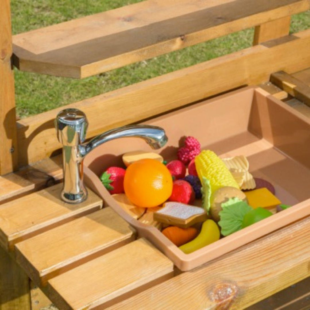 Houten buitenkeuken met spoelbak, kookplaten en praktische opbergruimte, perfect voor creatief koken en buitenspelen voor kinderen.