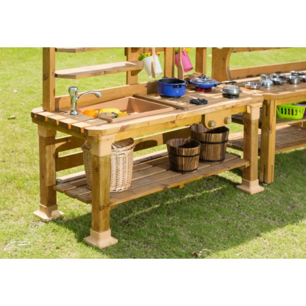 Houten buitenkeuken met spoelbak, kookplaten en praktische opbergruimte, perfect voor creatief koken en buitenspelen voor kinderen.