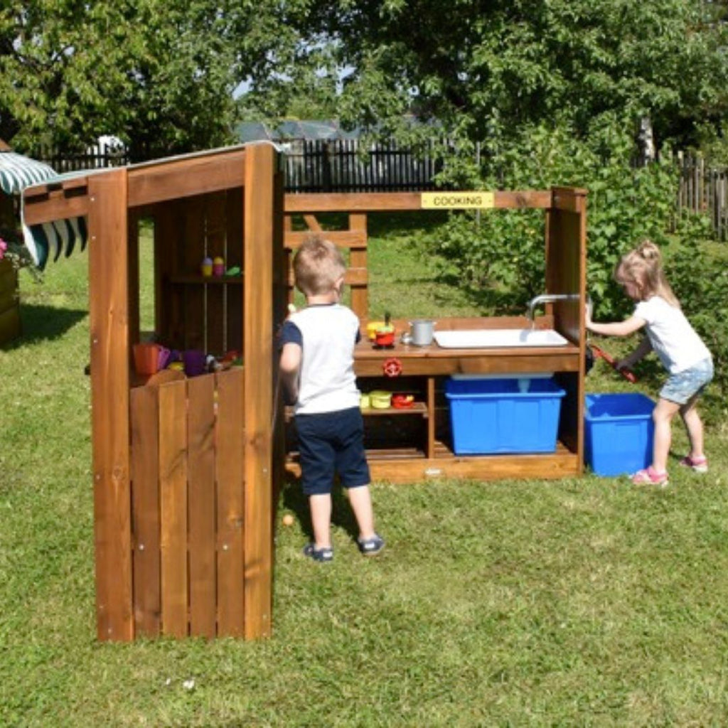 Houten buiten snackbar met stoffen luifel, grill en opbergmogelijkheden, ideaal voor fantasierijke rollenspellen zoals kiosk, snackbar of ijssalon.