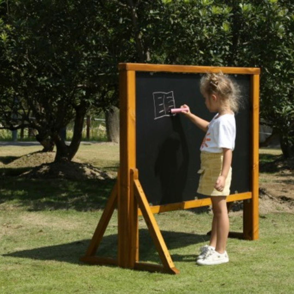 Dubbelzijdig buiten krijtbord op houten ezel, weerbestendig en ideaal voor tekenen, schrijven en buitenspelen voor kinderen vanaf 3 jaar.