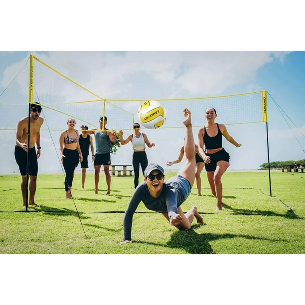 Ultieme Crossnet set met origineel 4-hoekig volleybalnet en uitbreiding voor 8 spelers. Inclusief palen, verstelbaar net, volleybal, ballenpomp, netspanners en handige draagtas. Ideaal voor actief buitenspelen met vrienden of familie op gras, zand of in het park.
