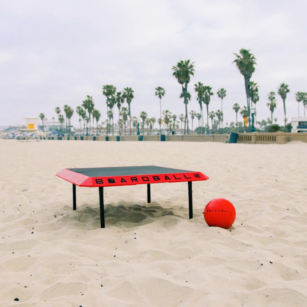 ​De Boardball-set is een draagbaar en opvouwbaar spel dat volleybal en roundnet combineert. Het bevat een stevig speelbord met rubberen bovenlaag, een volleybal en een handpomp. Het bord is eenvoudig op te zetten en heeft een handig draaghandvat voor transport. Geschikt voor zowel binnen- als buitenshuis gebruik