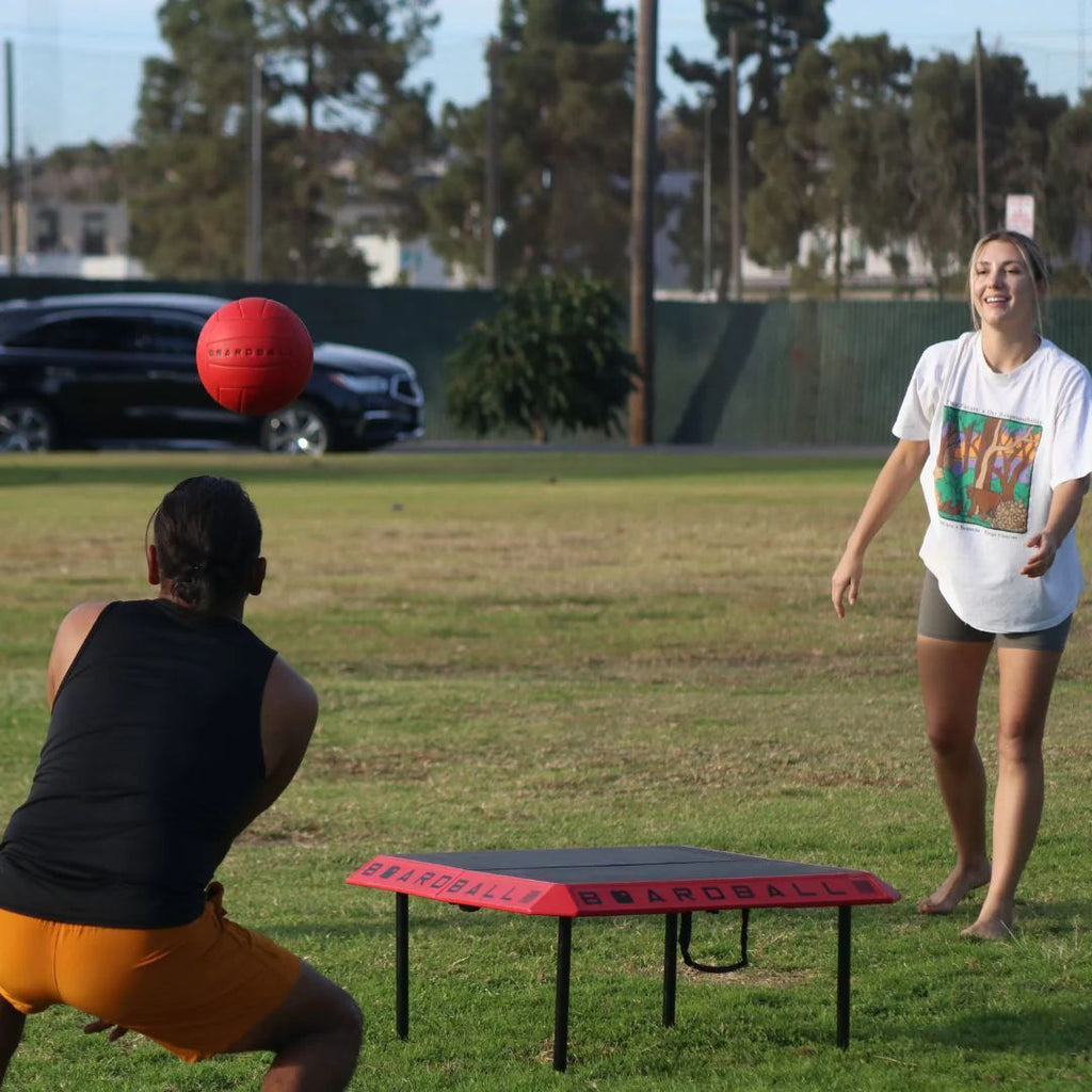 ​De Boardball-set is een draagbaar en opvouwbaar spel dat volleybal en roundnet combineert. Het bevat een stevig speelbord met rubberen bovenlaag, een volleybal en een handpomp. Het bord is eenvoudig op te zetten en heeft een handig draaghandvat voor transport. Geschikt voor zowel binnen- als buitenshuis gebruik