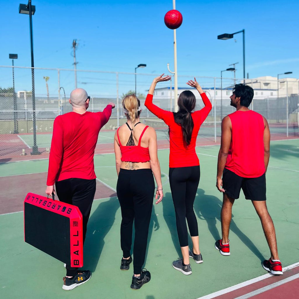 ​De Boardball-set is een draagbaar en opvouwbaar spel dat volleybal en roundnet combineert. Het bevat een stevig speelbord met rubberen bovenlaag, een volleybal en een handpomp. Het bord is eenvoudig op te zetten en heeft een handig draaghandvat voor transport. Geschikt voor zowel binnen- als buitenshuis gebruik