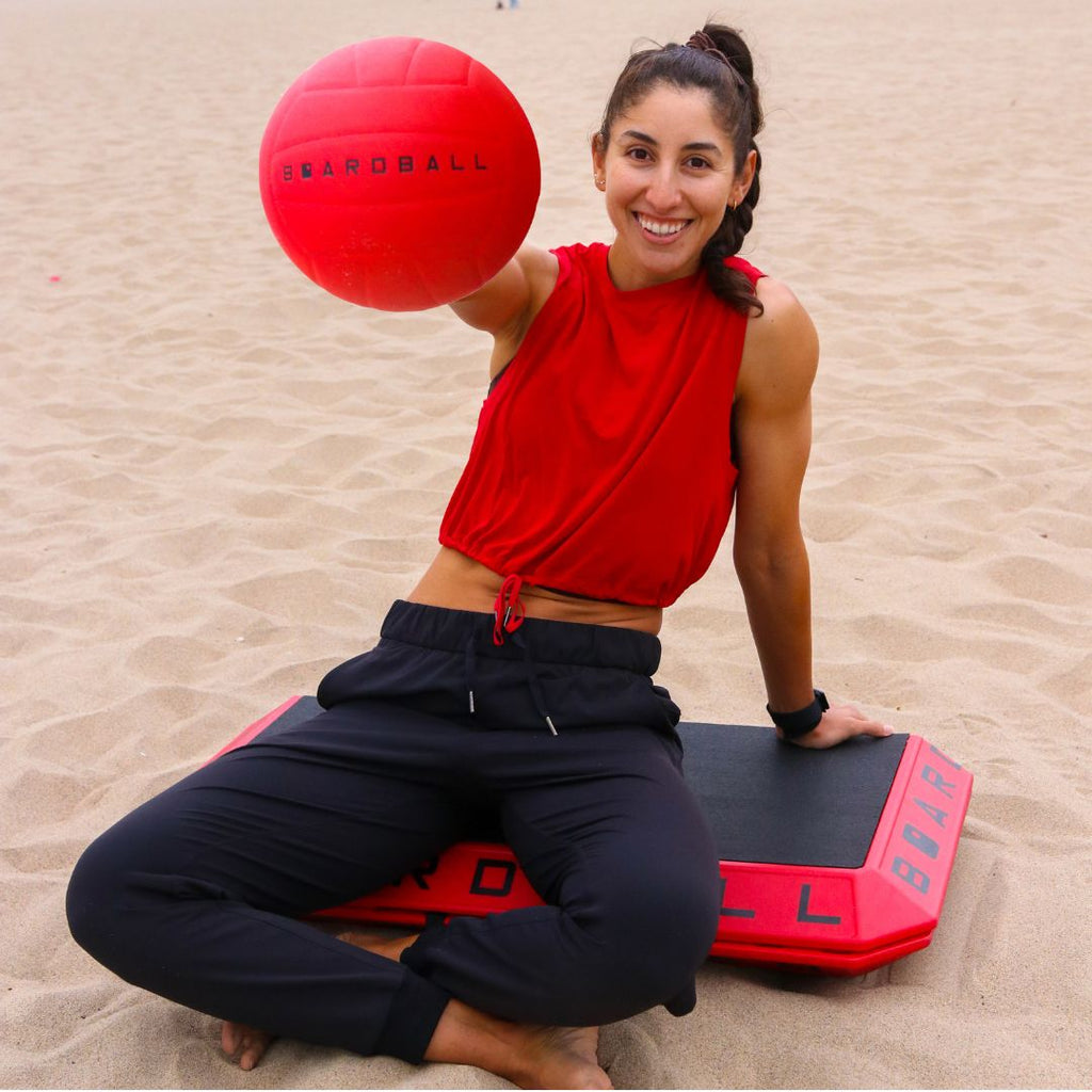 ​De Boardball-set is een draagbaar en opvouwbaar spel dat volleybal en roundnet combineert. Het bevat een stevig speelbord met rubberen bovenlaag, een volleybal en een handpomp. Het bord is eenvoudig op te zetten en heeft een handig draaghandvat voor transport. Geschikt voor zowel binnen- als buitenshuis gebruik