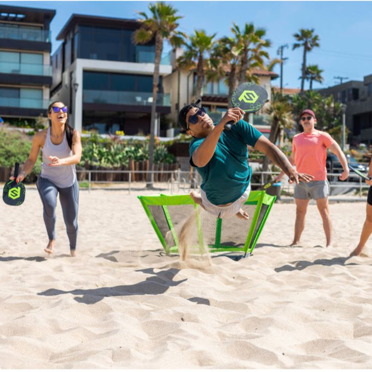 Kinderen spelen vol enthousiasme een potje Paddle Smash in het park – ontdekken, bewegen en lachen in een spel dat draait om pure actie en verwondering.