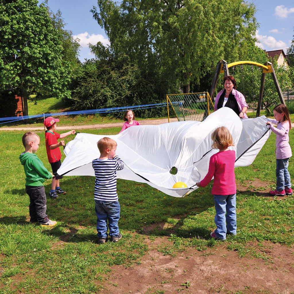 de witte parachute van polyester met 12 handvatten, geschikt voor binnen- en buitenspel. Stimuleert samenwerking, ritme en coördinatie bij kinderen. Ideaal voor avontuurlijke en creatieve speelmomenten.
