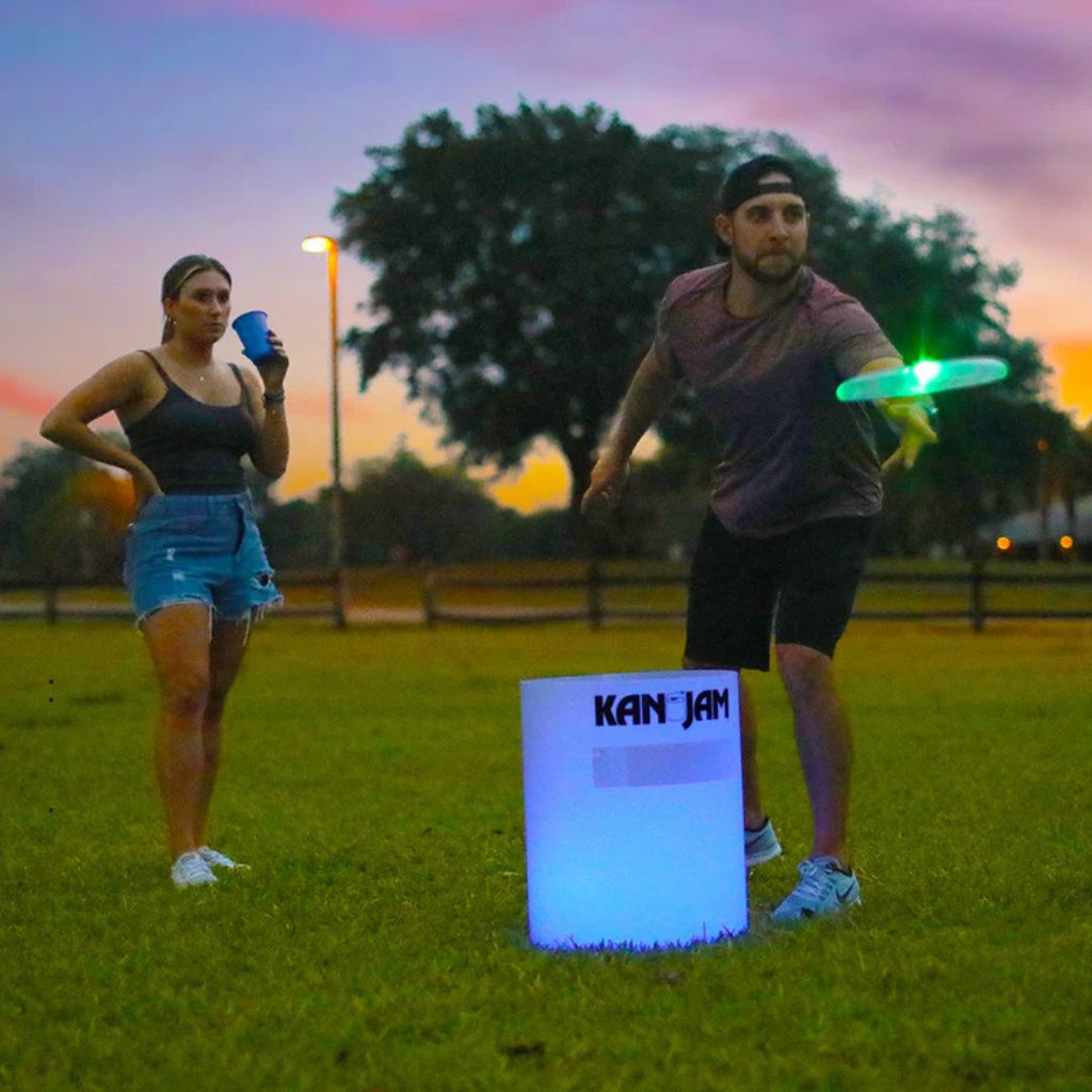 Kanjam Glow in the Dark 6 Kleuren Set – kleurrijk avondspel voor meerdere teams, waar lichtgevende actie en plezier samenkomen in het donker.