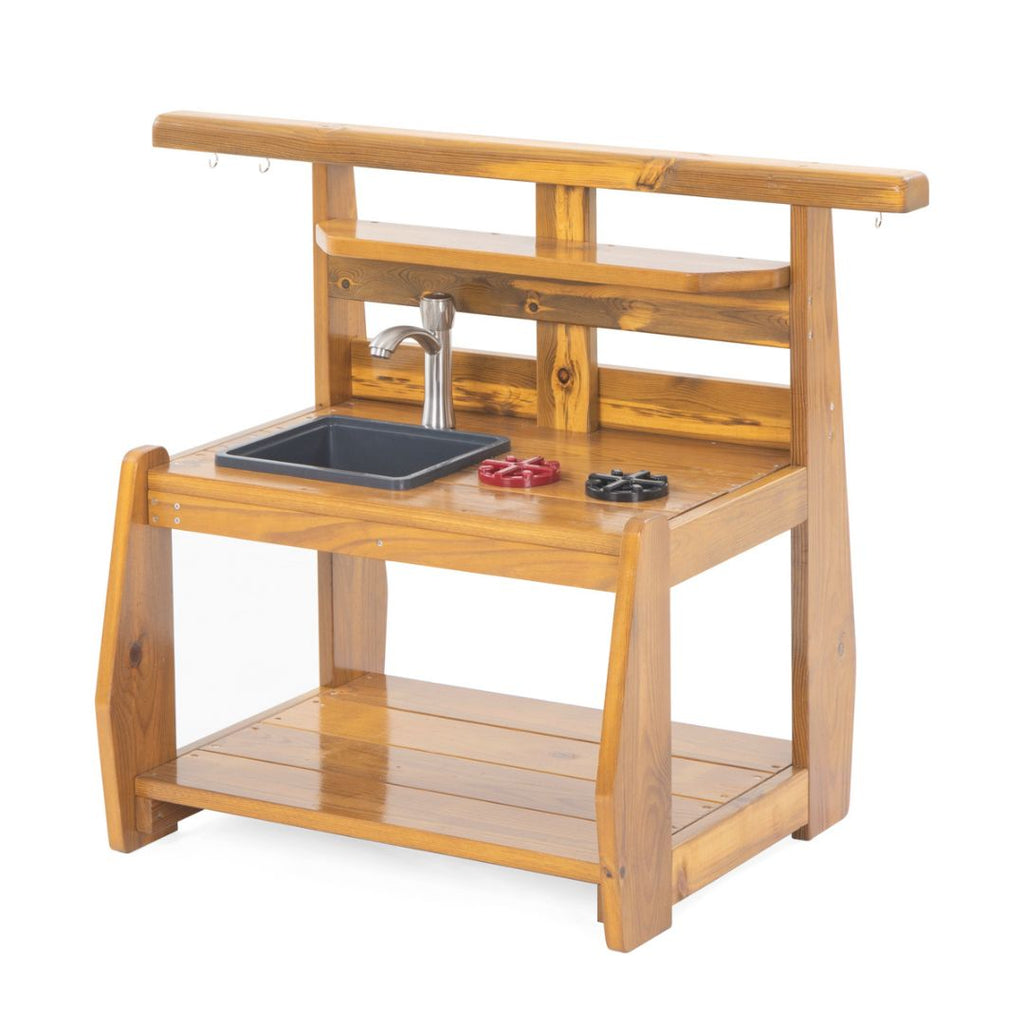 Peuters spelen met een houten buitenspeelkeuken met waterkraan, spoelbak en kookplaten. Ideaal buitenspeelgoed voor kinderdagverblijf of tuin, ontworpen voor kinderen onder de 3 jaar.
