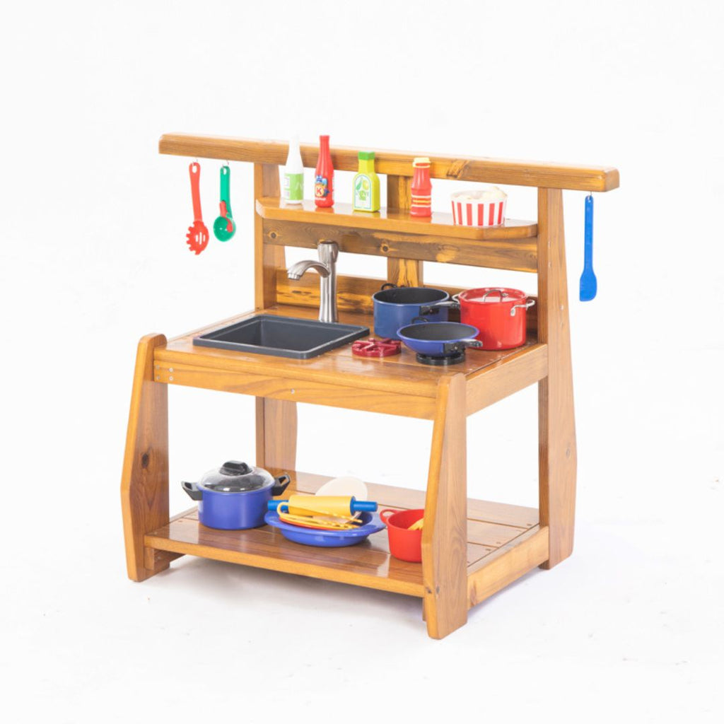 Peuters spelen met een houten buitenspeelkeuken met waterkraan, spoelbak en kookplaten. Ideaal buitenspeelgoed voor kinderdagverblijf of tuin, ontworpen voor kinderen onder de 3 jaar.