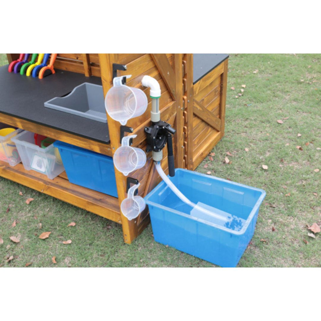 Outdoor Experimenteer Station met spoelbak en waterpomp, educatieve kaarten en diverse onderzoeksinstrumenten, ideaal voor natuurontdekking en creatief buiten leren.
