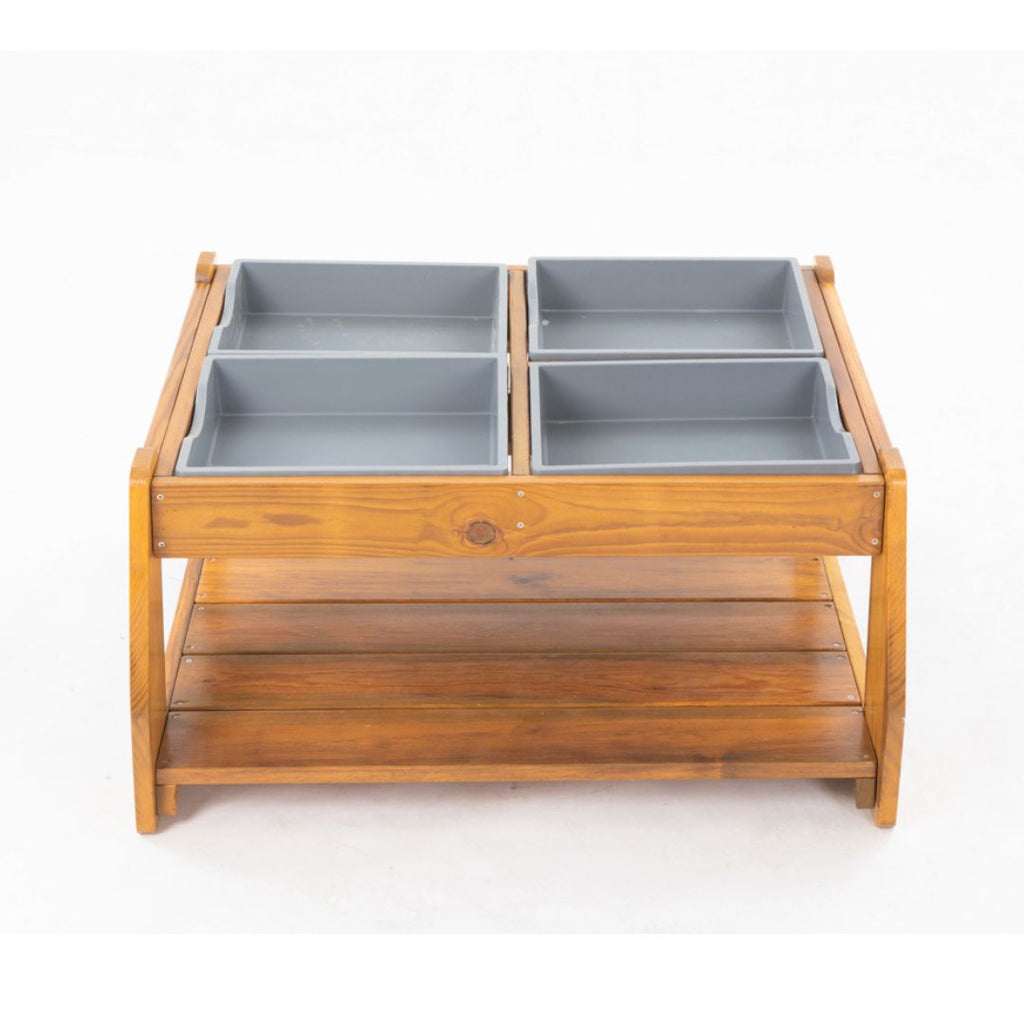 Houten buitenspeeltafel met vier uitneembare kunststof bakken, gevuld met zand en water, perfect voor avontuurlijk buiten spelen voor kinderen vanaf 3 jaar.