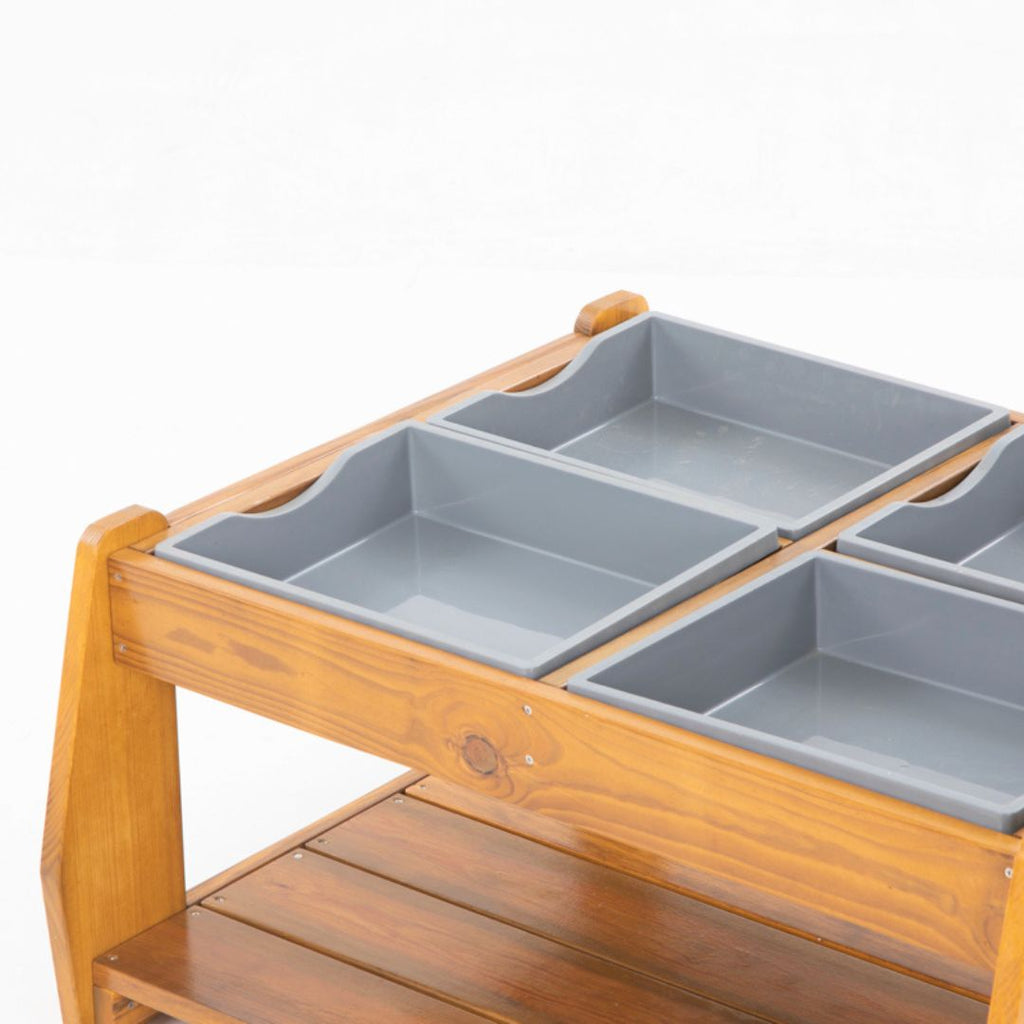Houten buitenspeeltafel met vier uitneembare kunststof bakken, gevuld met zand en water, perfect voor avontuurlijk buiten spelen voor kinderen vanaf 3 jaar.