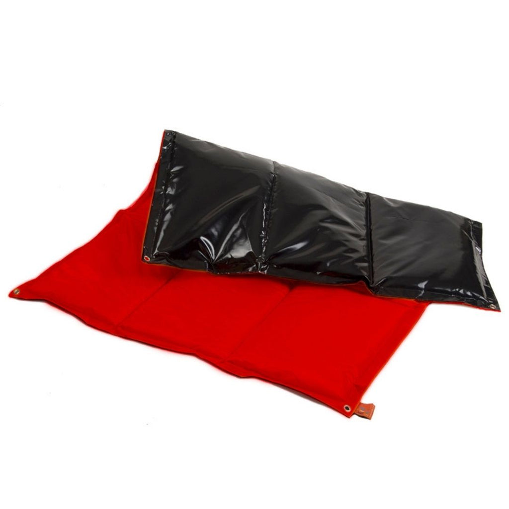 Buitenspeelkleed rood kidzimpulz met dik zwart pvc bisonyl vocht en vuil werend voor baby dreumes peuter kleuter picknicken en spelen rollen en kruipen voor buiten kinderopvang kdv ikc buitenschool school kleuter basisschool bso scouting babygroep gastouder opvang 