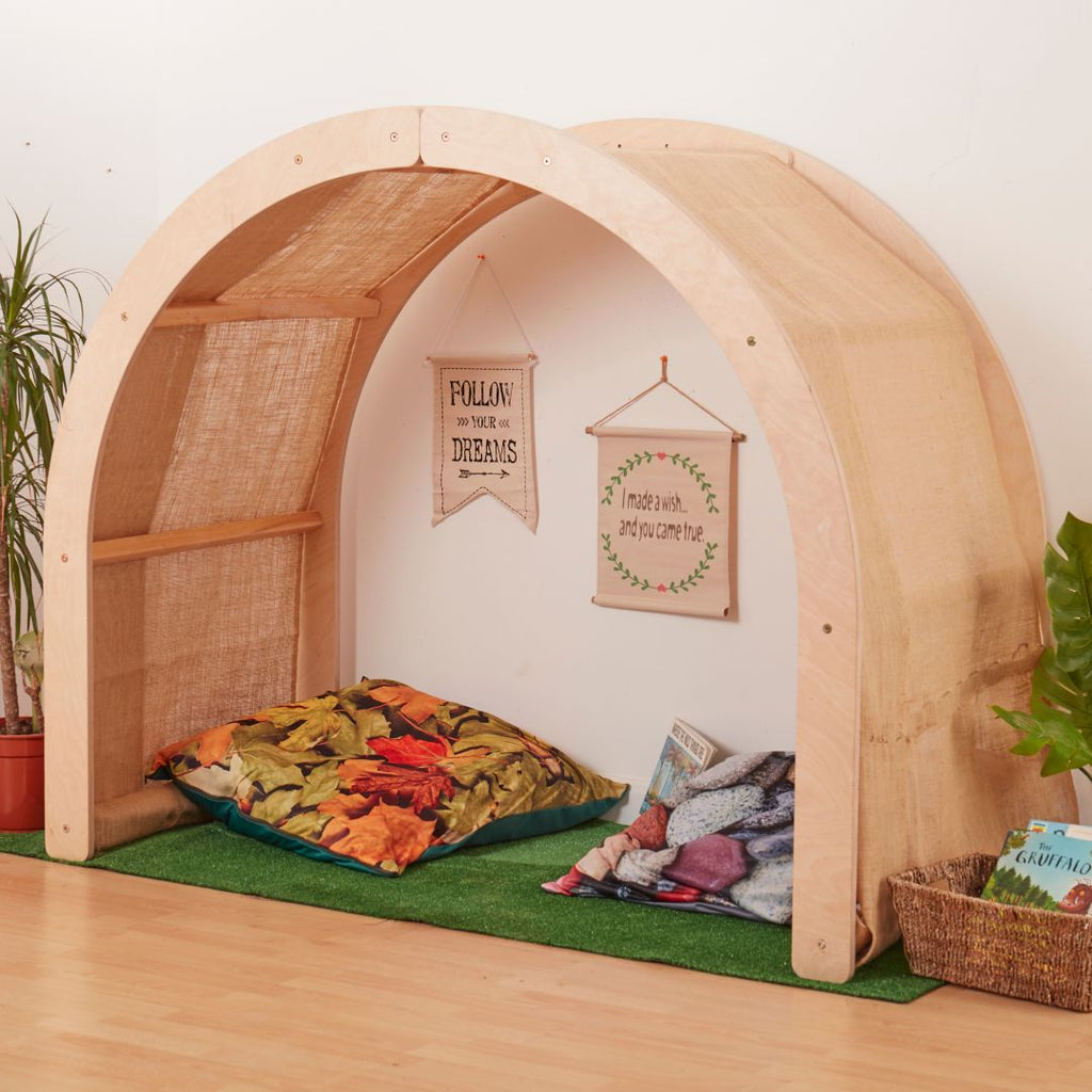 Cosy binnen boog overkapping huisje afzetting voorleesplek kinderen spelen indoor natuurlijk rustplek boogspeeltent rafiki  waldorf montessori speelboog