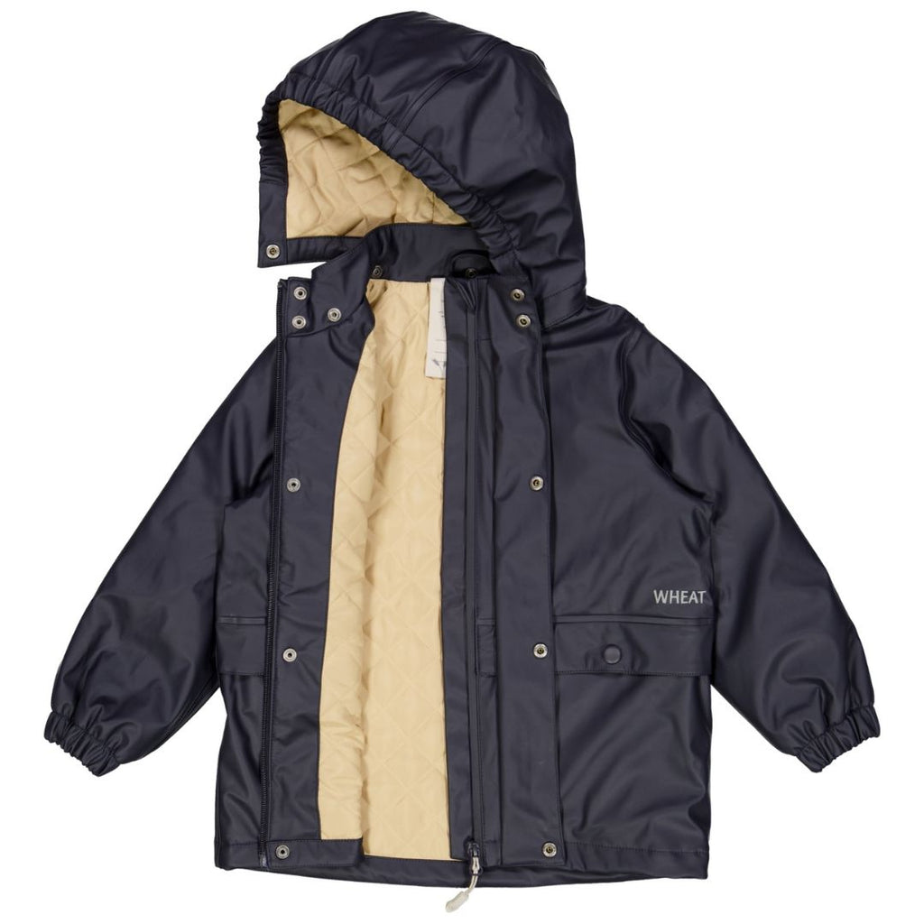 Wheat Thermo Rain Coat Ajo Deep Well kleur donker blauw gevoerde regenjas voor kind jongen en meisje maat 98 104 110 116 122 128 140 152 leeftijd 3 4 5 6 7 8 9 10 11 12 jaar gevoerde regenjas buitenkleding kleding om buiten te spelen winddicht en waterdicht tussenjas herfst voorjaar najaar lente