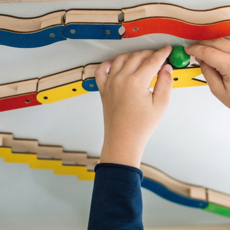 magnetische knikkerbaan maken op magneetbord met losse onderdelen en houten knikkers