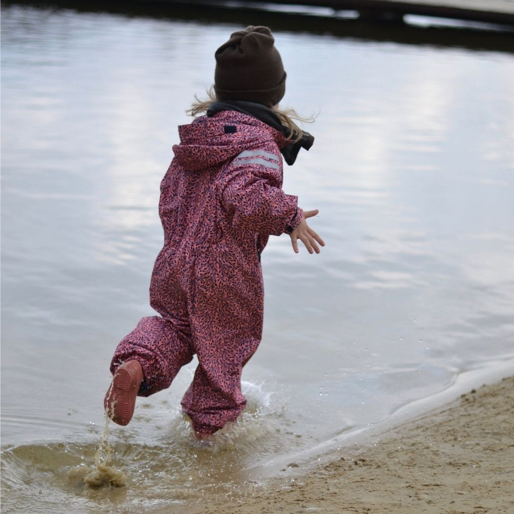 regenkleding van ducksday rainsuit onesie zoals ielm maar van ademende stof echt waterdicht over kleding aan oekotex gecertificeerd duurzaam voor baby peuter kleuter en kind thuis en bij kinderopvang 