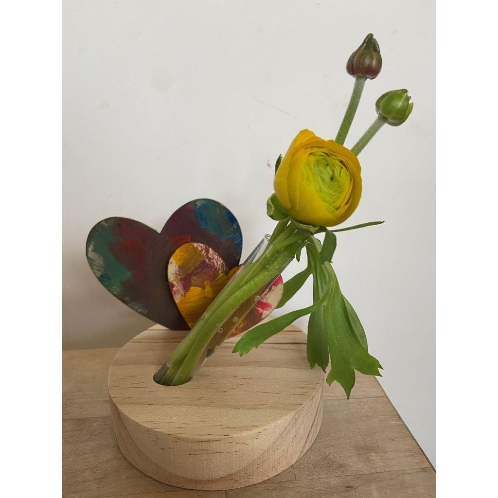 cadeau gemaakt door kind voor vaderdag moederdag opa oma verjaardag papa mama reageerbuis met bloem in houder van hout om op te tekenen schilderen persoonlijk cadeau maken door kind