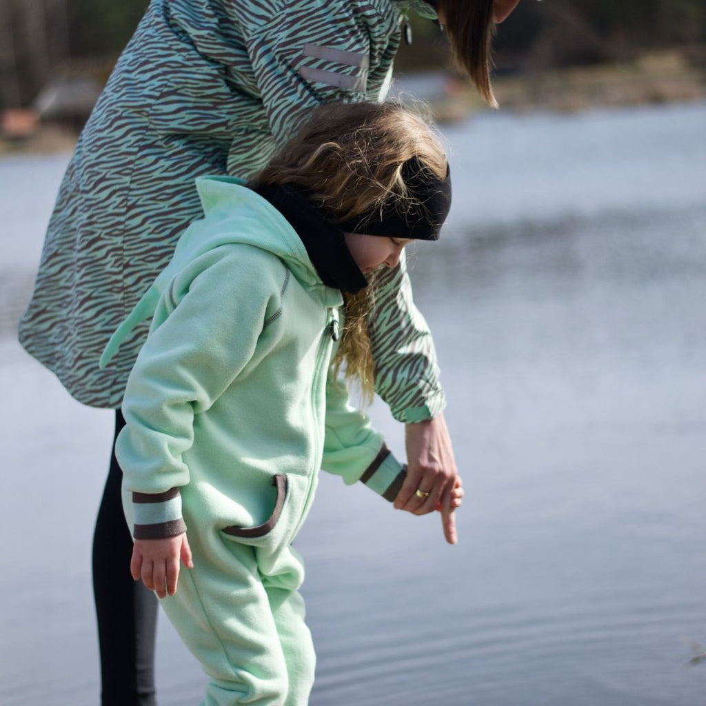 Ducksday fleece onsie warme kinderkleding voor binnen en buiten om lekker in te spelen of om onder een regenpak te dragen voor baby dreumes peuter en kleuter zachte stof warme kleding jongen en meisje mint kleu nieuve collectie herfst 2022 met vlieger borduursel