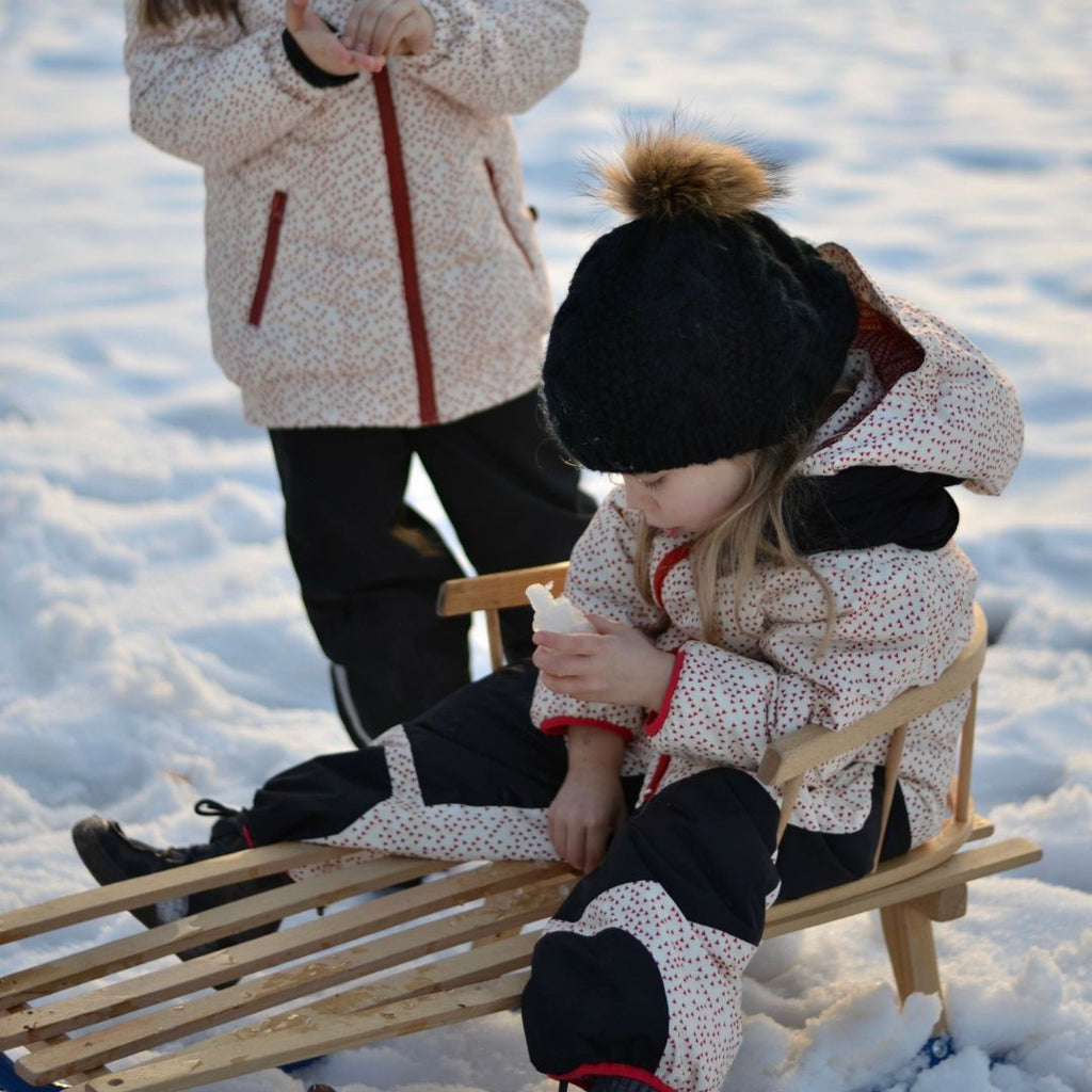 Ducksday snowsuit voor kind kinderen eco bio saami sneeuwpak skipak voor meisje 2 3 4 jaar maat 98 104 110 116 met lange rits verstevigde vlakken op zitvlak en knieën rood met wit capuchon wind en waterdicht