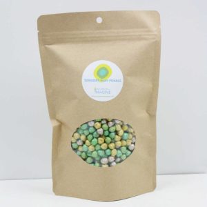 Play pearls invitation to imagine sensory tray fillers gekleurde parels kikkererwten groen geel en wit voor bijvoorbeeld thema lente glimmend parelmoer veilig geverfd voor sensorische spel activiteiten