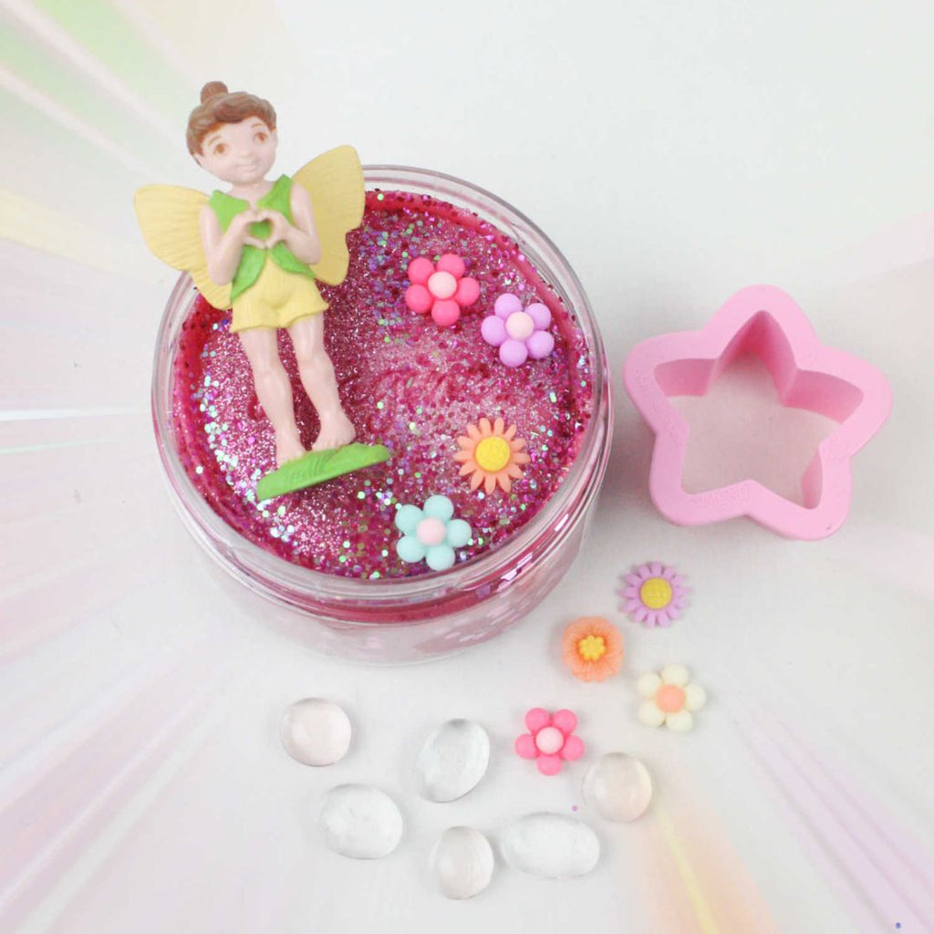 Suprise pot cadeautje van klei in sprookjes thema fee fairy roze met glitter en leuke dingen erbij invitation to imagine